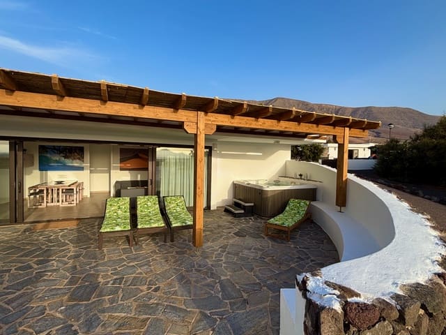 4 chambre Bungalow à vendre à Famara, Teguise - 1 250 000 € (Ref: 9665127)