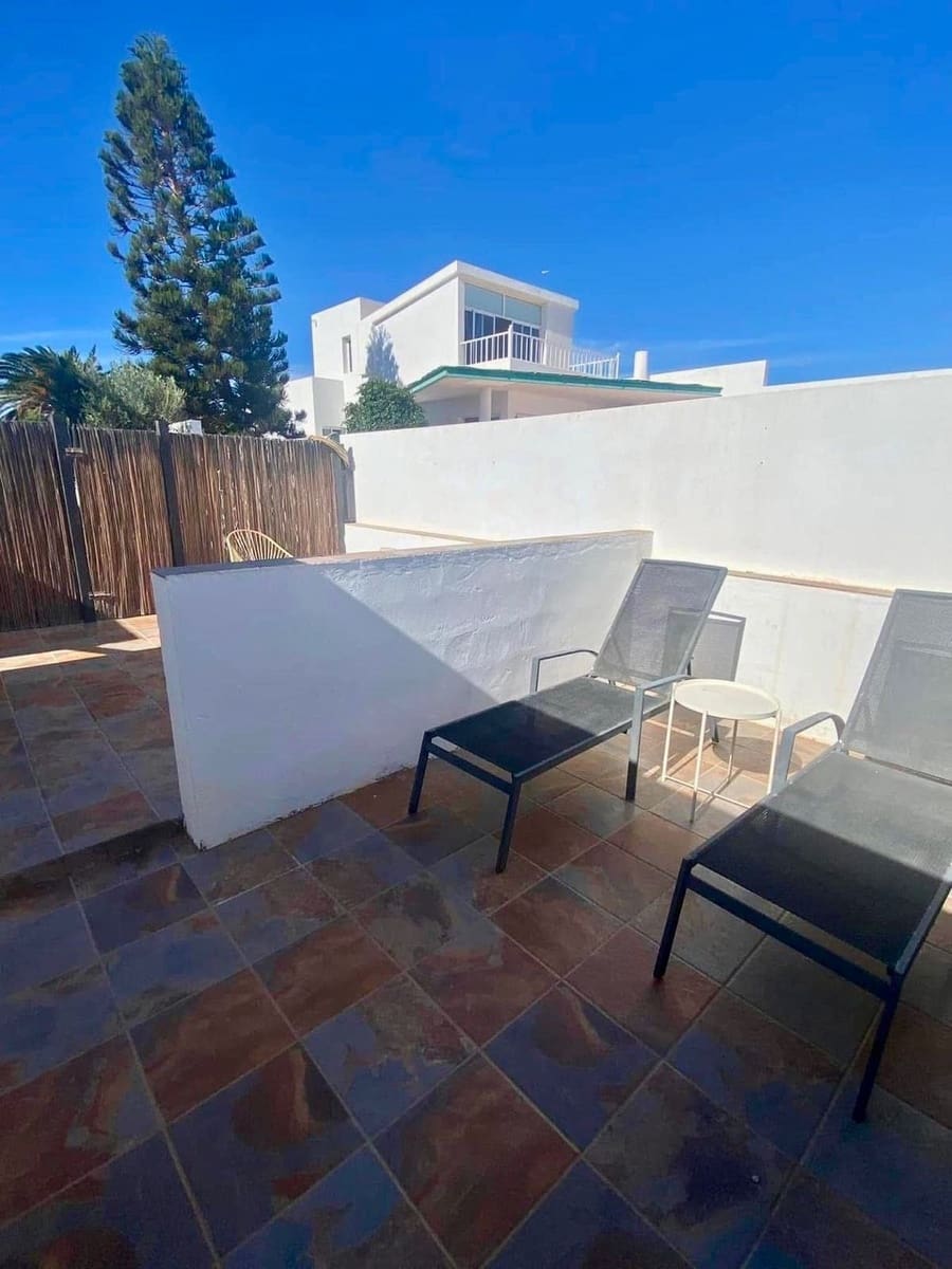 4 soverom Villa til salgs i Costa Teguise med svømmebasseng - € 745 000 (Ref: 9679073)