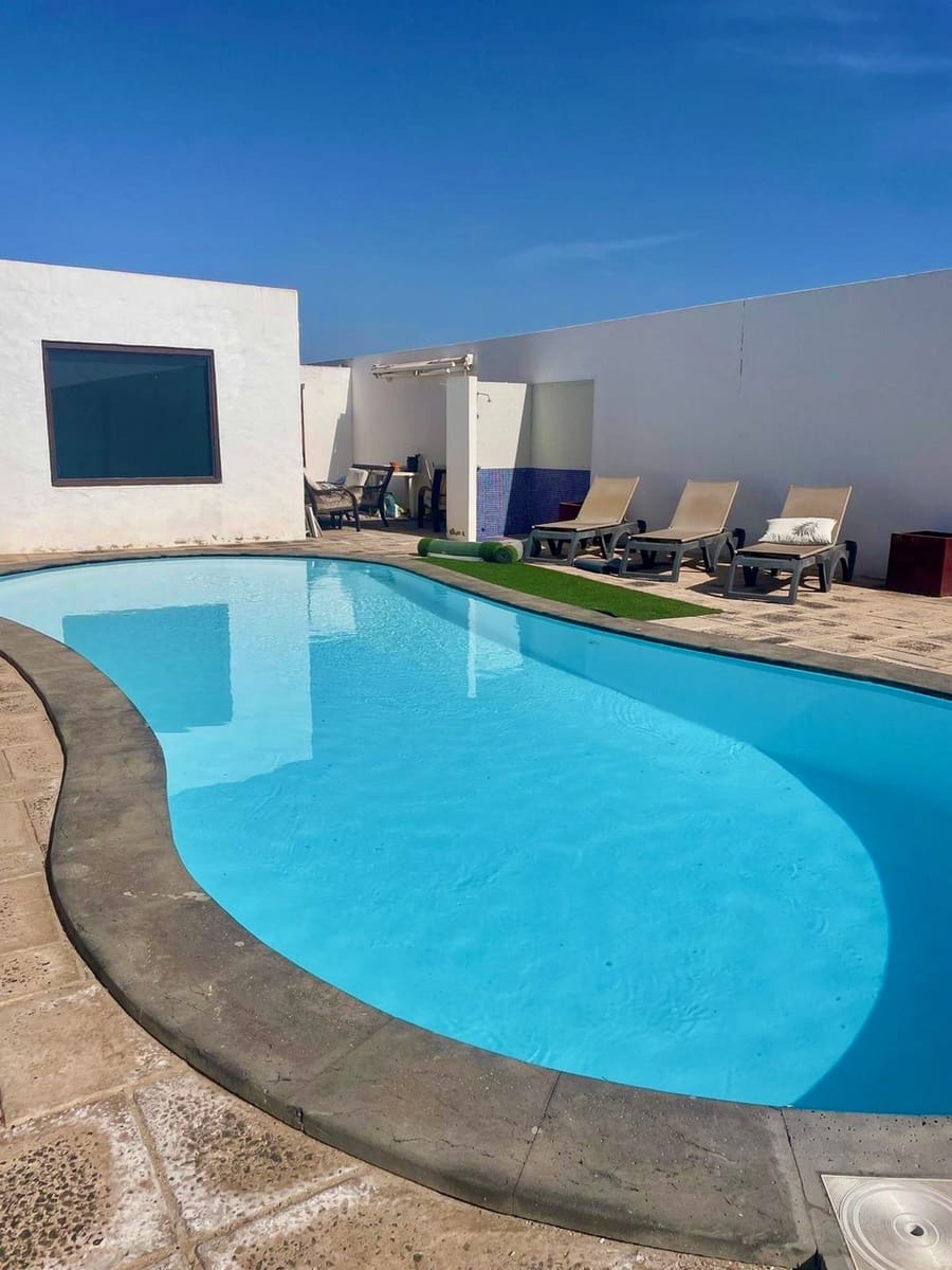 4 soverom Villa til salgs i Costa Teguise med svømmebasseng - € 745 000 (Ref: 9679073)