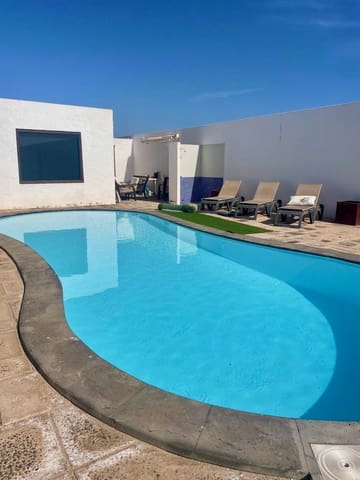 4 soverom Villa til salgs i Costa Teguise, Teguise med svømmebasseng - € 745 000 (Ref: 9679073)