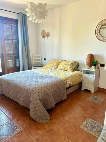 4 soverom Villa til salgs i Costa Teguise, Teguise med svømmebasseng - € 745 000 (Ref: 9679073)