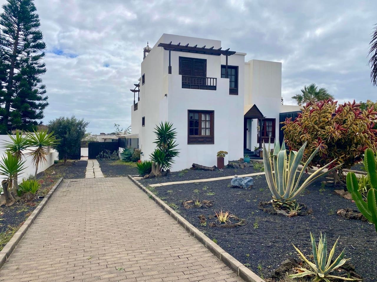 4 soverom Villa til salgs i Costa Teguise med svømmebasseng - € 745 000 (Ref: 9679073)