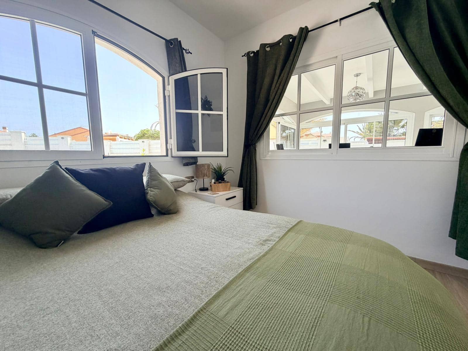 4 bedroom Villa for sale in Caleta de Fuste with pool garage - € 570,000 (Ref: 9699931)