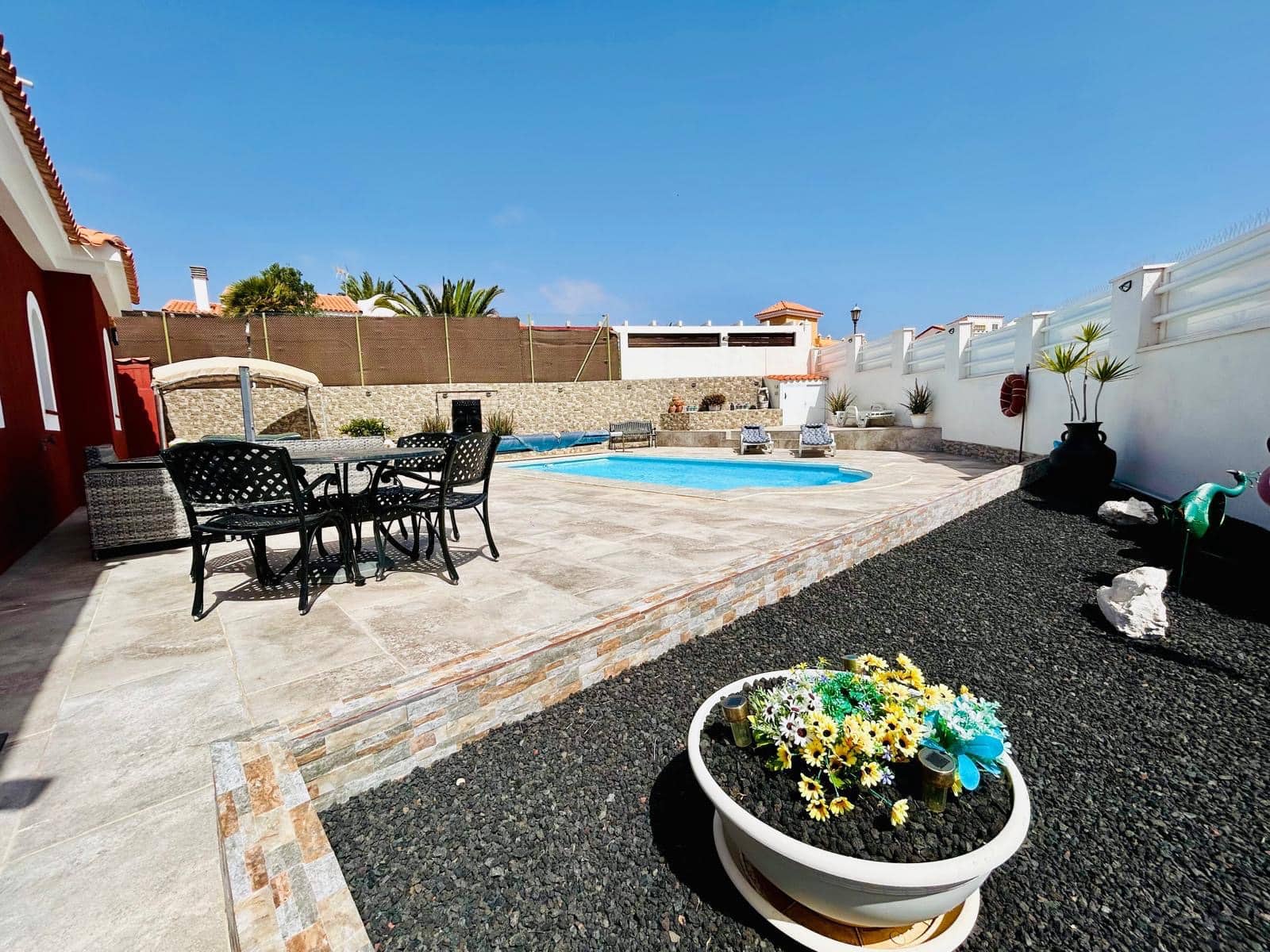 4 bedroom Villa for sale in Caleta de Fuste with pool garage - € 570,000 (Ref: 9699931)