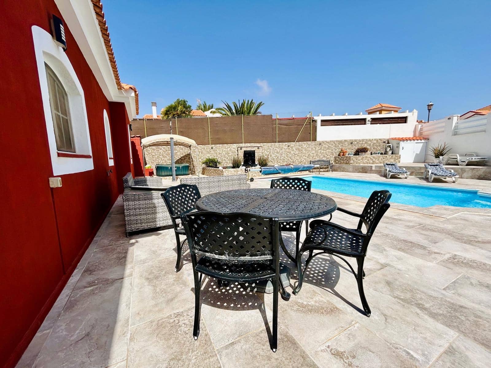 4 bedroom Villa for sale in Caleta de Fuste with pool garage - € 570,000 (Ref: 9699931)