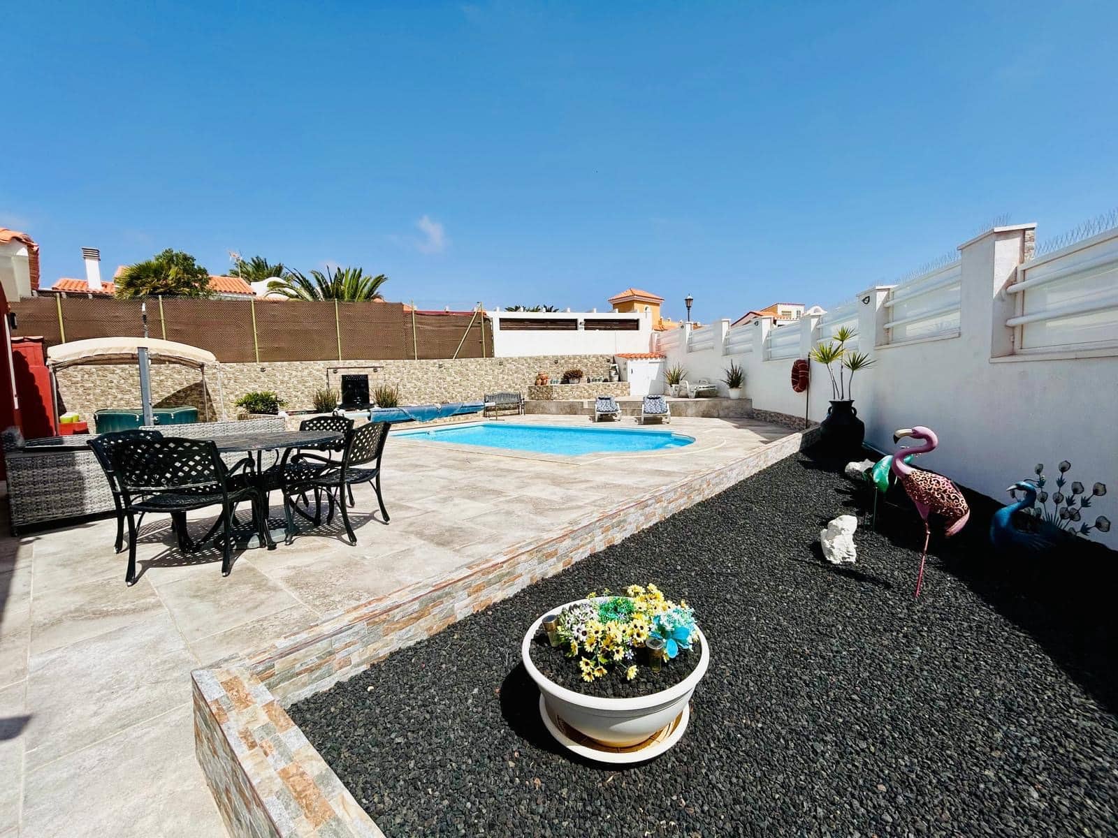 4 bedroom Villa for sale in Caleta de Fuste with pool garage - € 570,000 (Ref: 9699931)