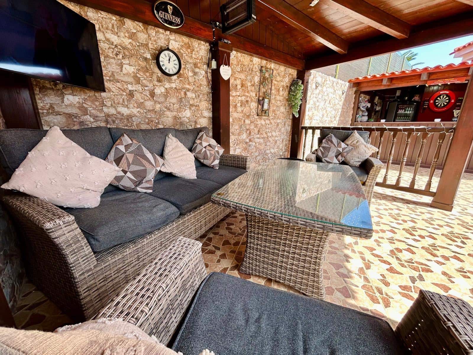 4 bedroom Villa for sale in Caleta de Fuste with pool garage - € 570,000 (Ref: 9699931)