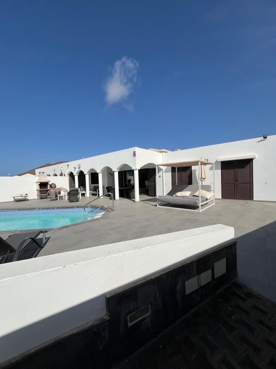 4 bedroom Villa for sale in Playa Blanca with pool - € 499,000 (Ref: 9720532)