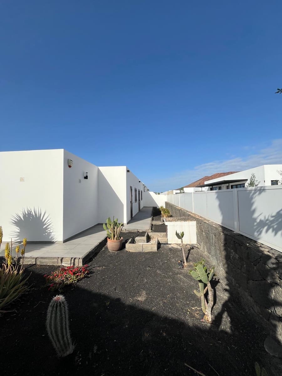 4 bedroom Villa for sale in Playa Blanca with pool - € 499,000 (Ref: 9720532)