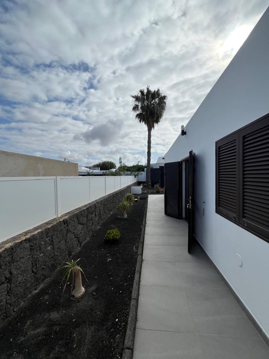 4 bedroom Villa for sale in Playa Blanca with pool - € 499,000 (Ref: 9720532)