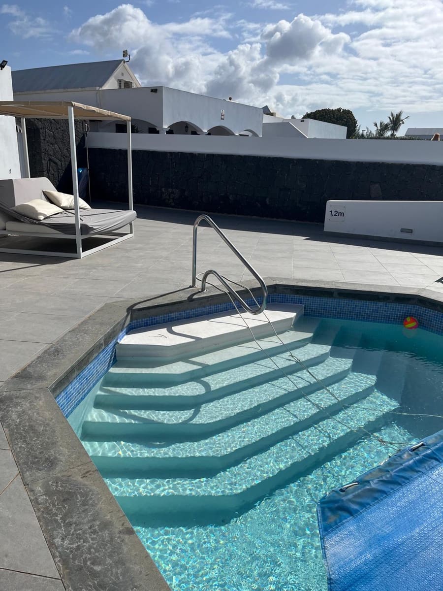 4 bedroom Villa for sale in Playa Blanca with pool - € 499,000 (Ref: 9720532)