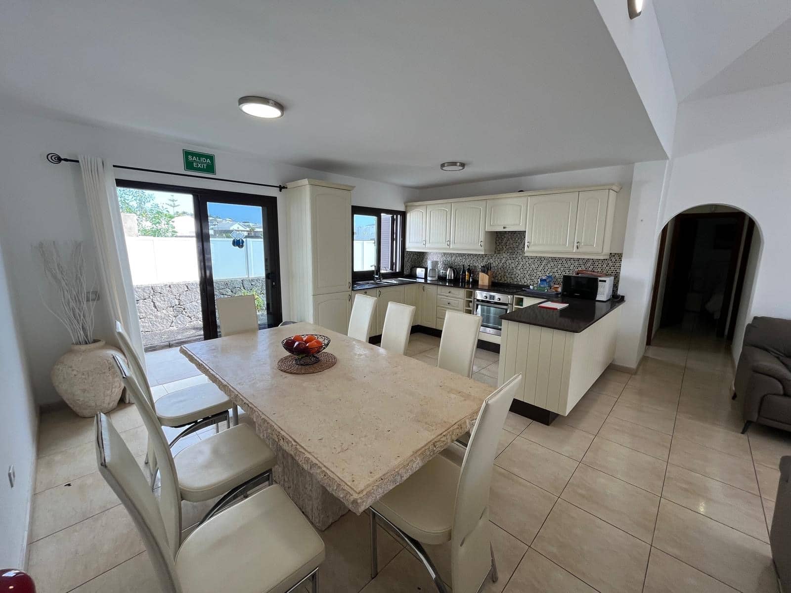 4 bedroom Villa for sale in Playa Blanca with pool - € 499,000 (Ref: 9720532)