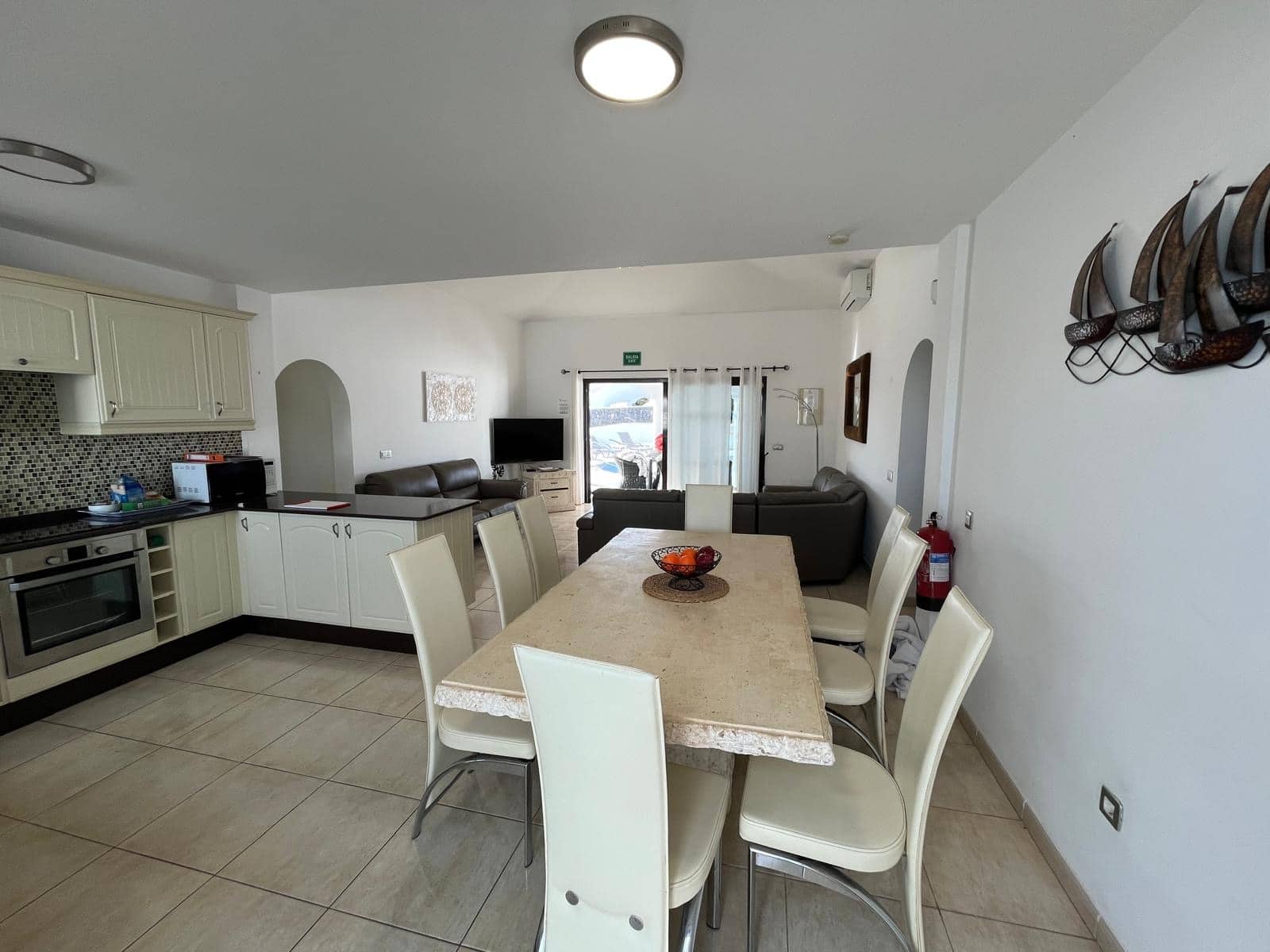 4 bedroom Villa for sale in Playa Blanca with pool - € 499,000 (Ref: 9720532)