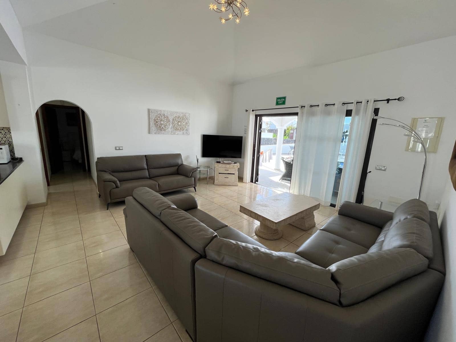 4 bedroom Villa for sale in Playa Blanca with pool - € 499,000 (Ref: 9720532)