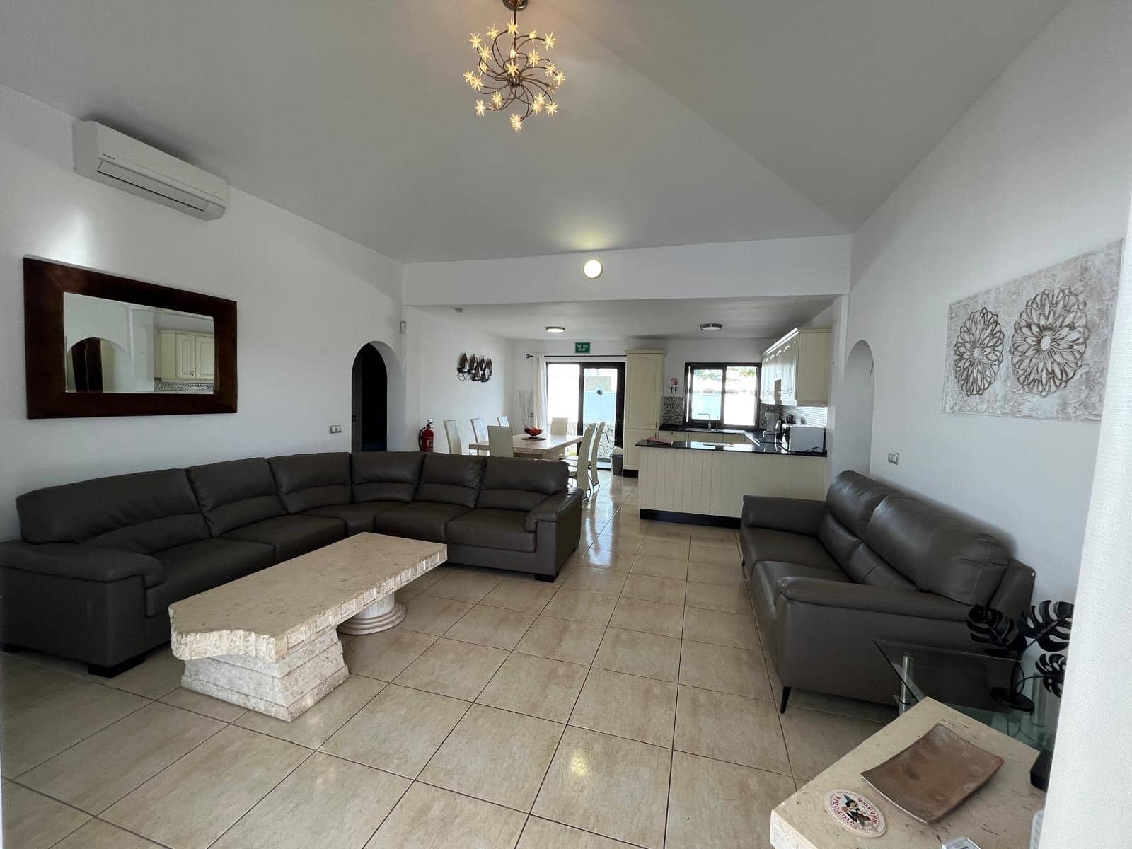4 bedroom Villa for sale in Playa Blanca with pool - € 499,000 (Ref: 9720532)