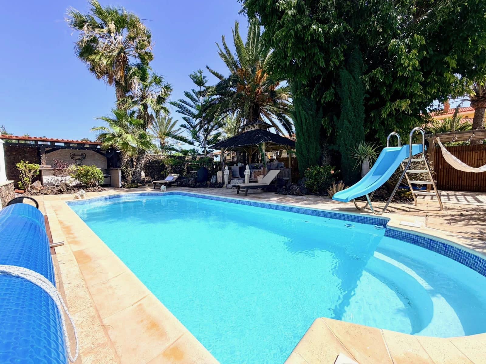 4 bedroom Villa for sale in Caleta de Fuste with pool - € 849,000 (Ref: 9737871)