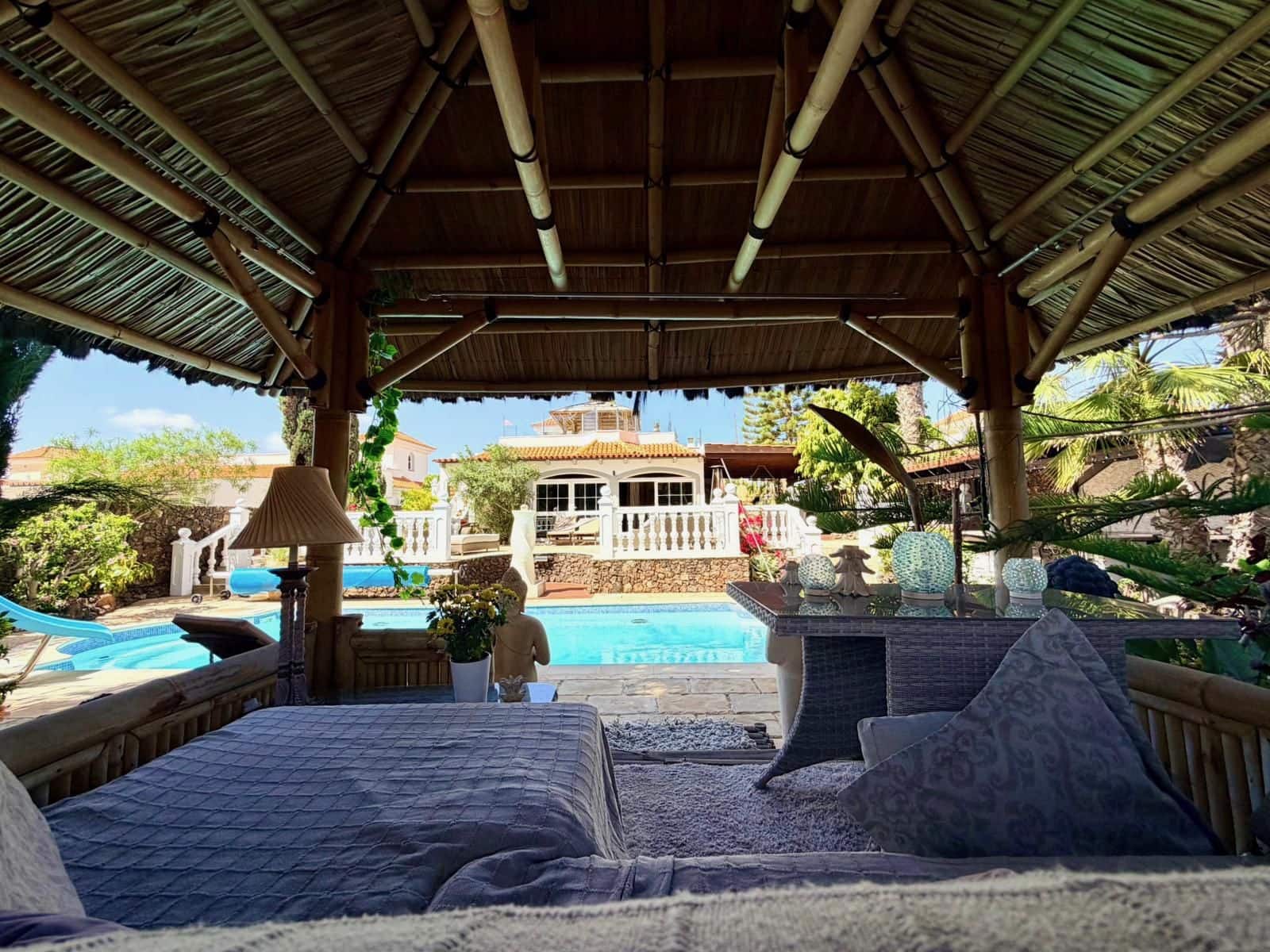 4 bedroom Villa for sale in Caleta de Fuste with pool - € 849,000 (Ref: 9737871)