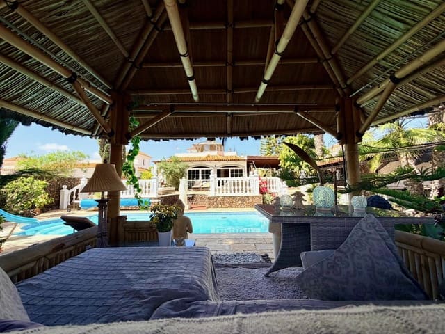 4 bedroom Villa for sale in Caleta de Fuste, Antigua with pool - € 849,000 (Ref: 9737871)