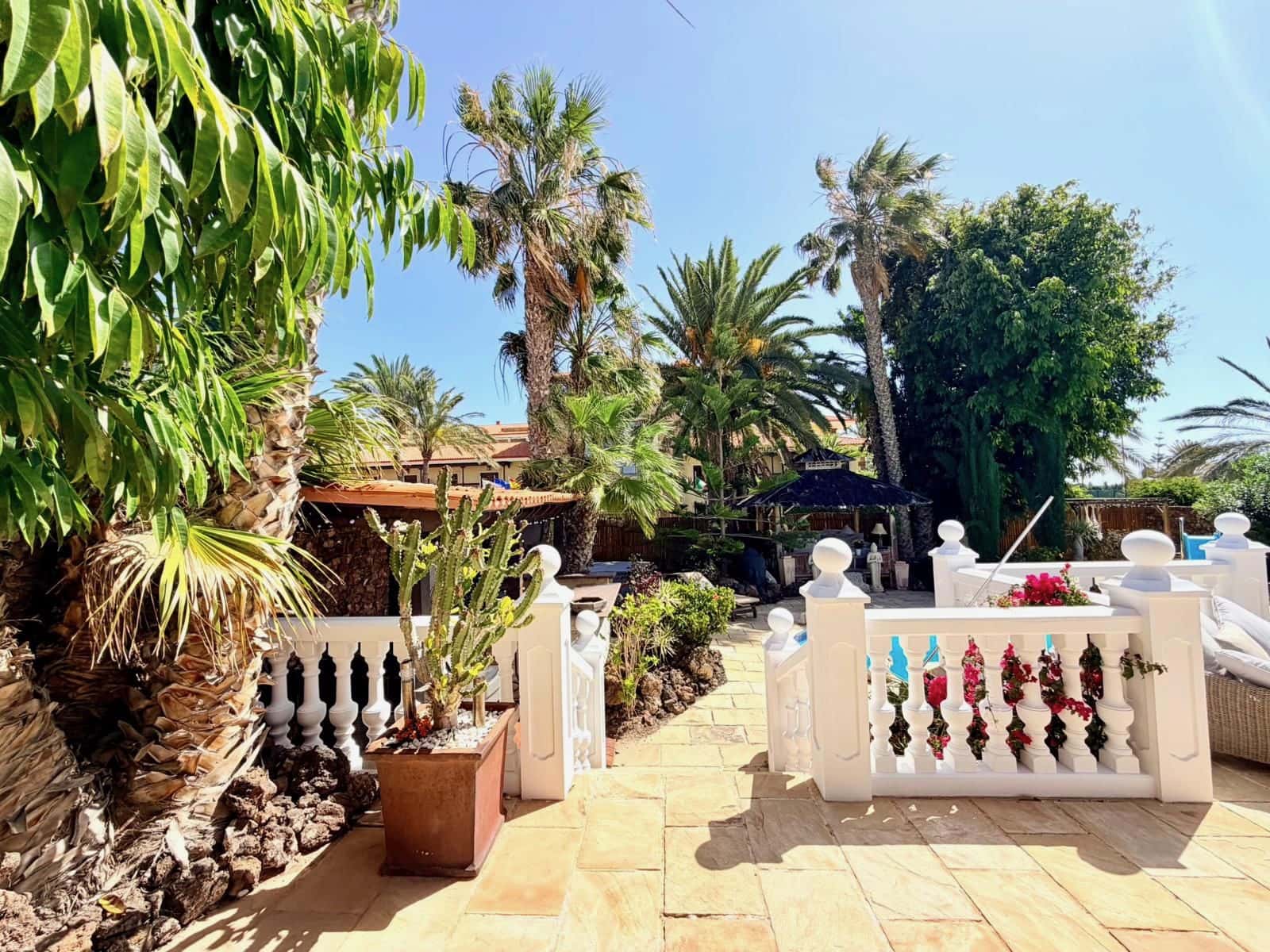 4 bedroom Villa for sale in Caleta de Fuste with pool - € 849,000 (Ref: 9737871)