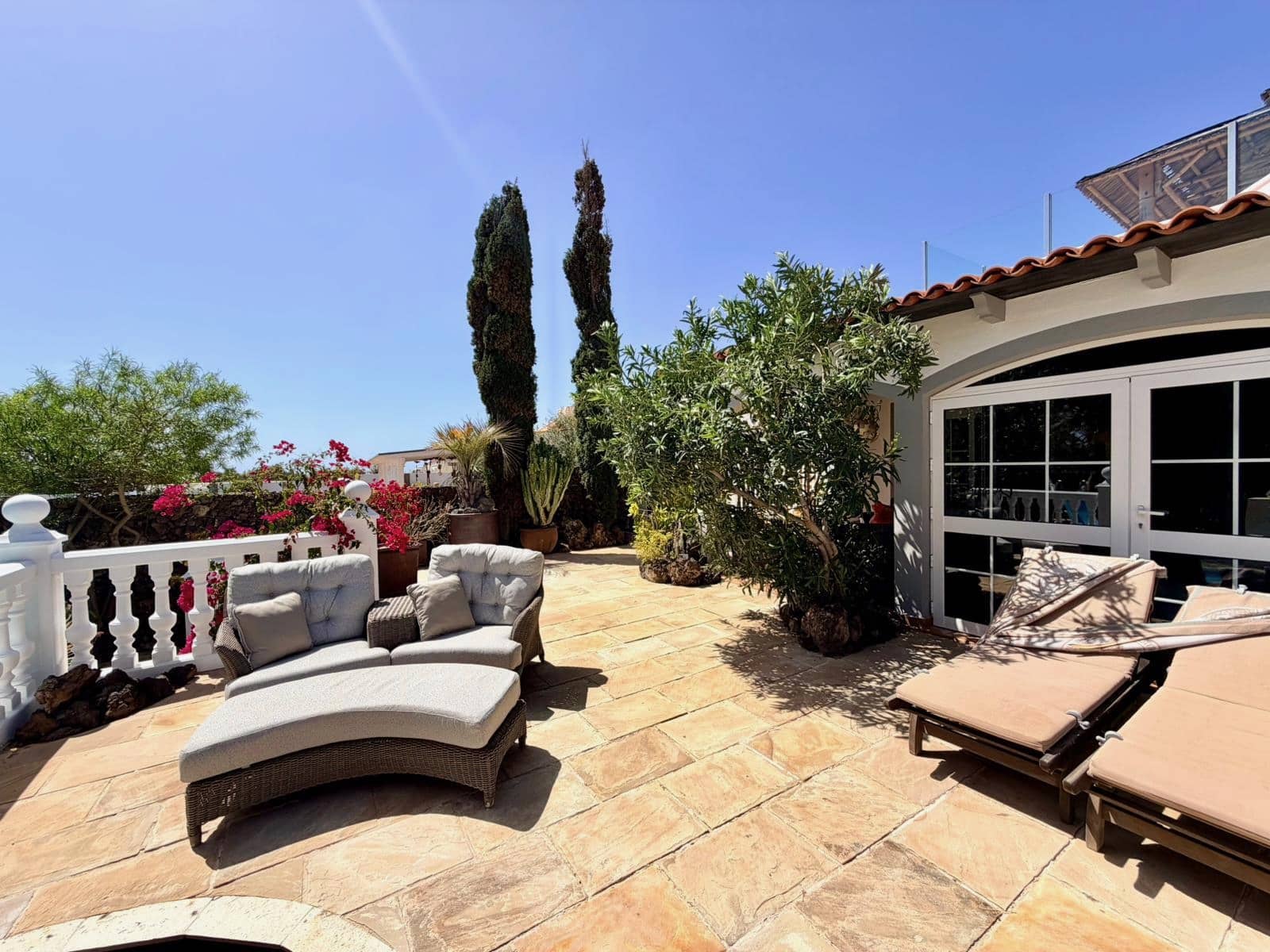 4 bedroom Villa for sale in Caleta de Fuste with pool - € 849,000 (Ref: 9737871)