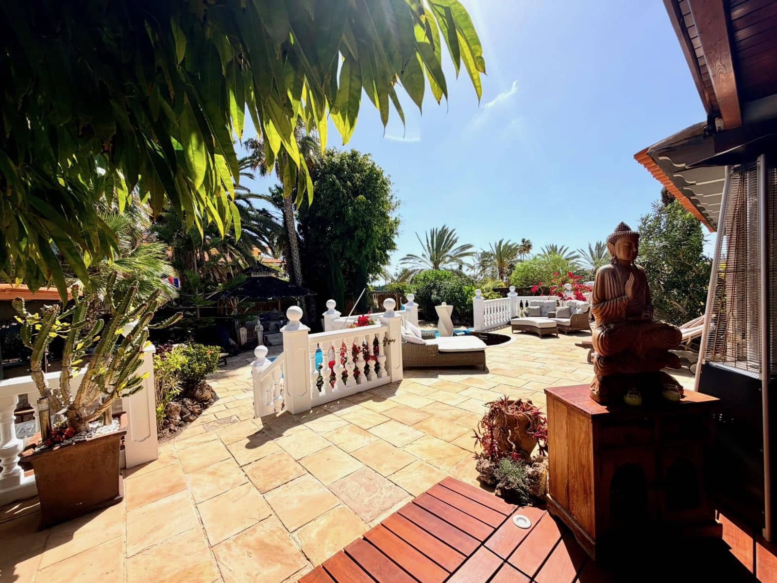 4 bedroom Villa for sale in Caleta de Fuste with pool - € 849,000 (Ref: 9737871)