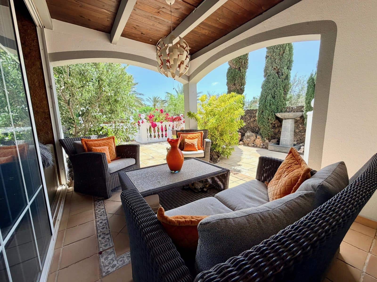 4 bedroom Villa for sale in Caleta de Fuste with pool - € 849,000 (Ref: 9737871)