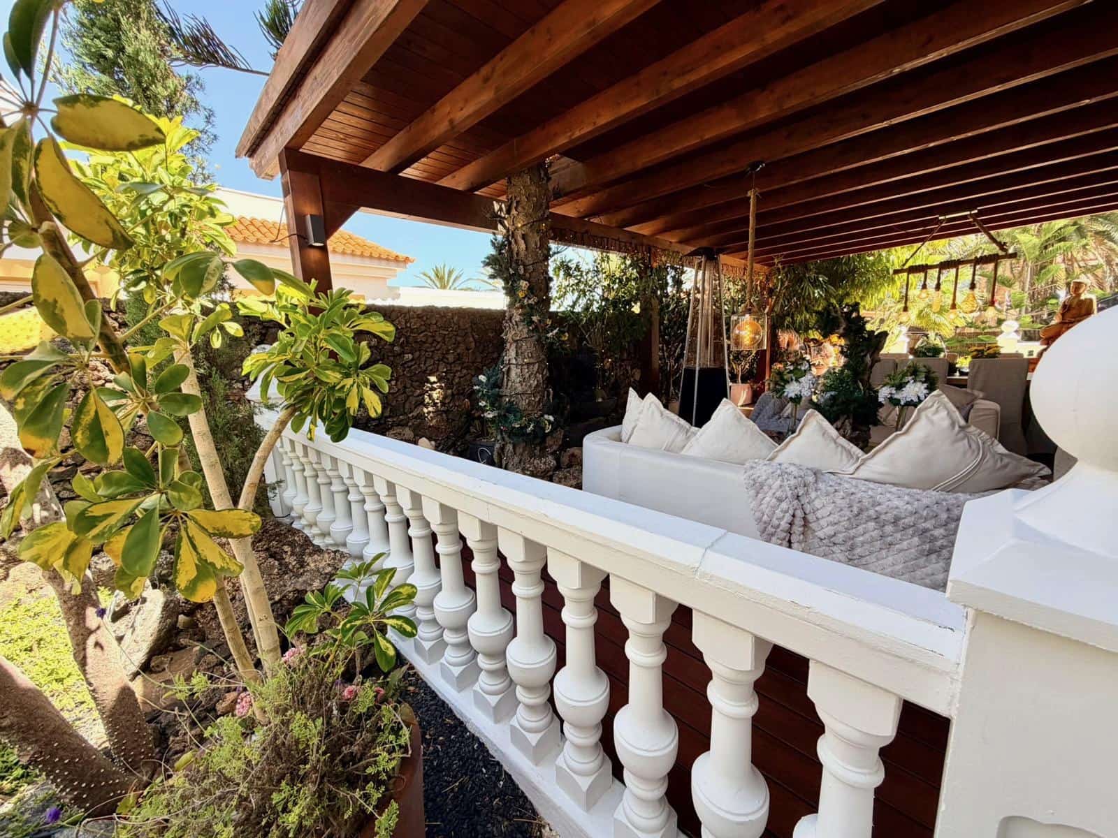 4 bedroom Villa for sale in Caleta de Fuste with pool - € 849,000 (Ref: 9737871)