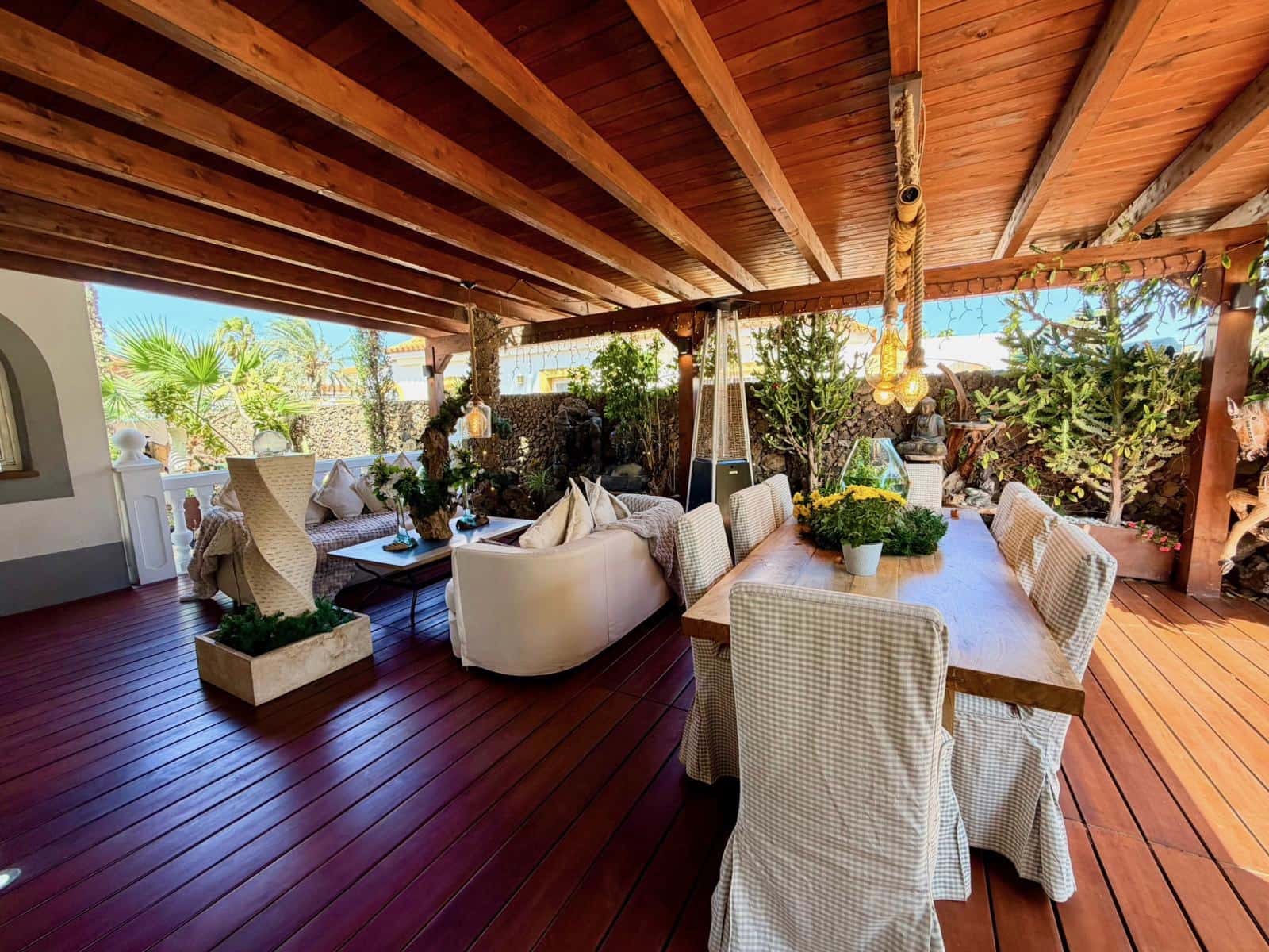 4 bedroom Villa for sale in Caleta de Fuste with pool - € 849,000 (Ref: 9737871)