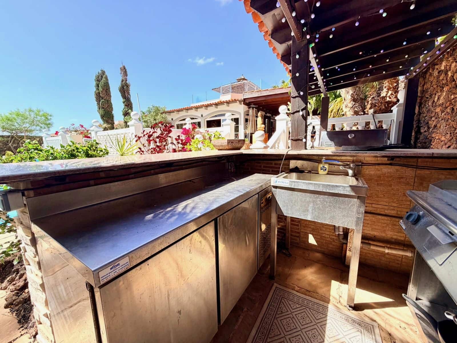 4 bedroom Villa for sale in Caleta de Fuste with pool - € 849,000 (Ref: 9737871)