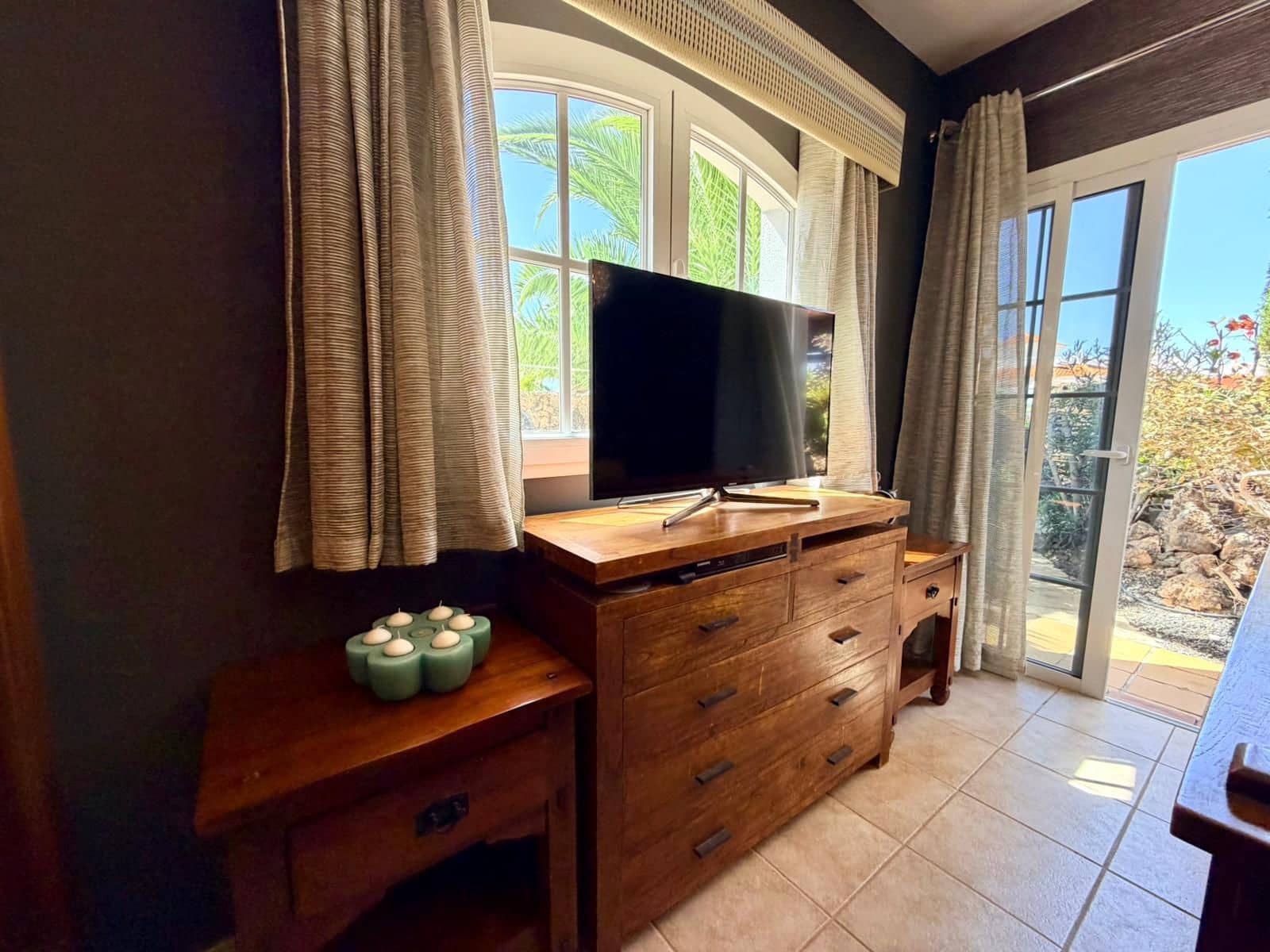 4 bedroom Villa for sale in Caleta de Fuste with pool - € 849,000 (Ref: 9737871)