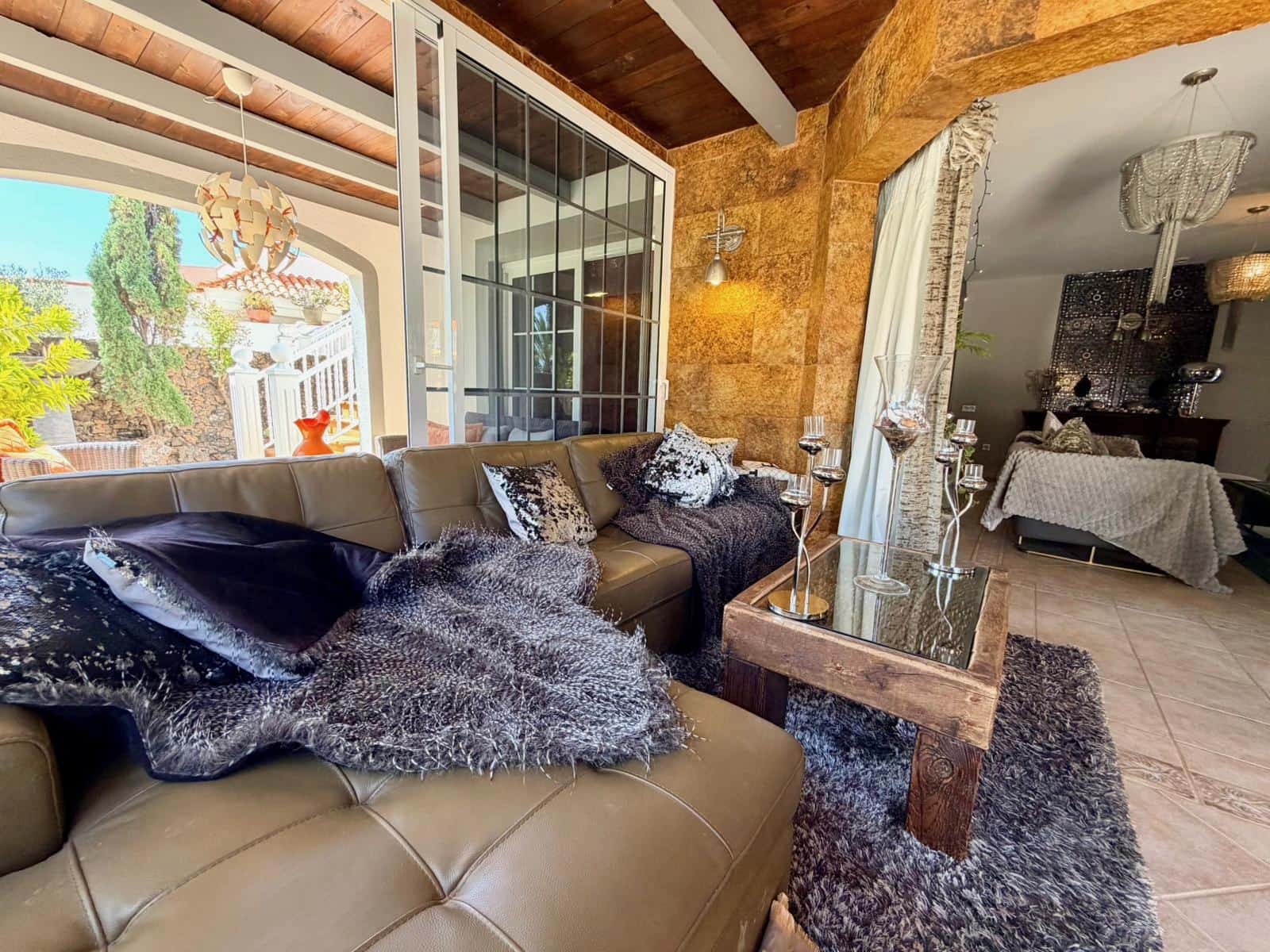 4 bedroom Villa for sale in Caleta de Fuste with pool - € 849,000 (Ref: 9737871)