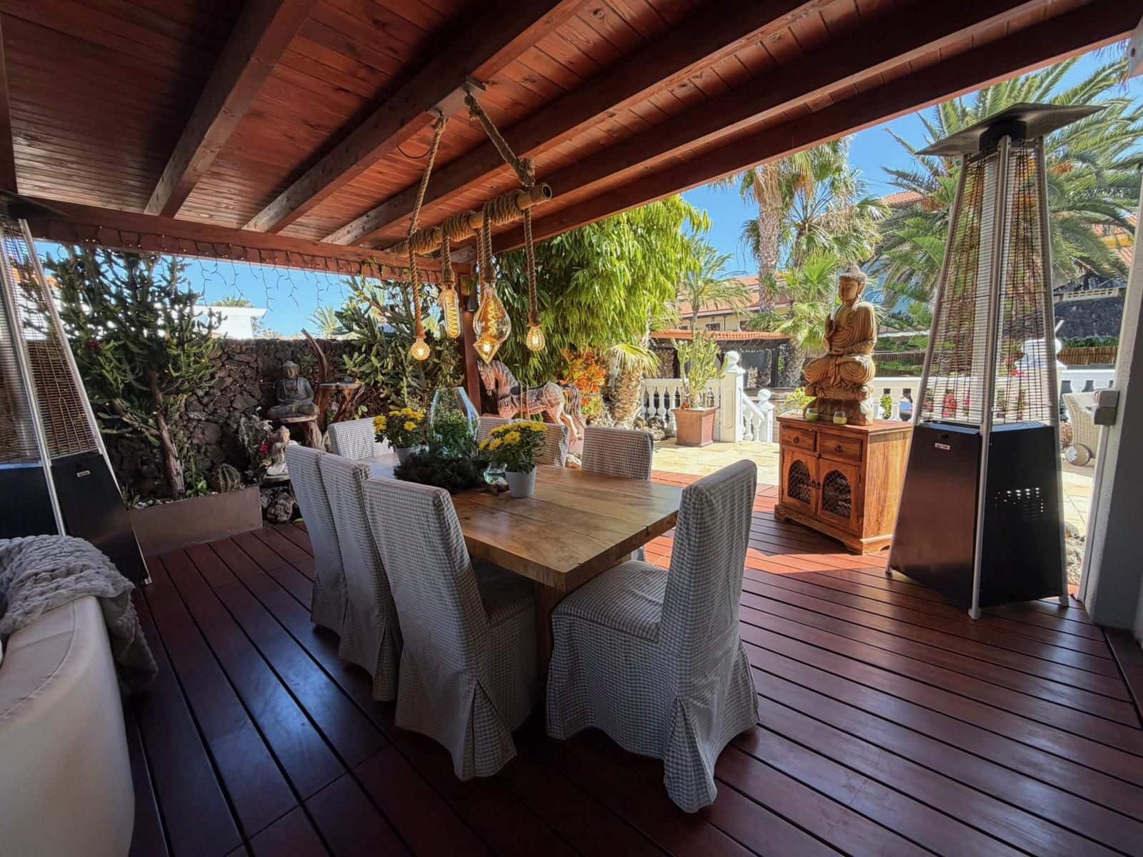 4 bedroom Villa for sale in Caleta de Fuste with pool - € 849,000 (Ref: 9737871)