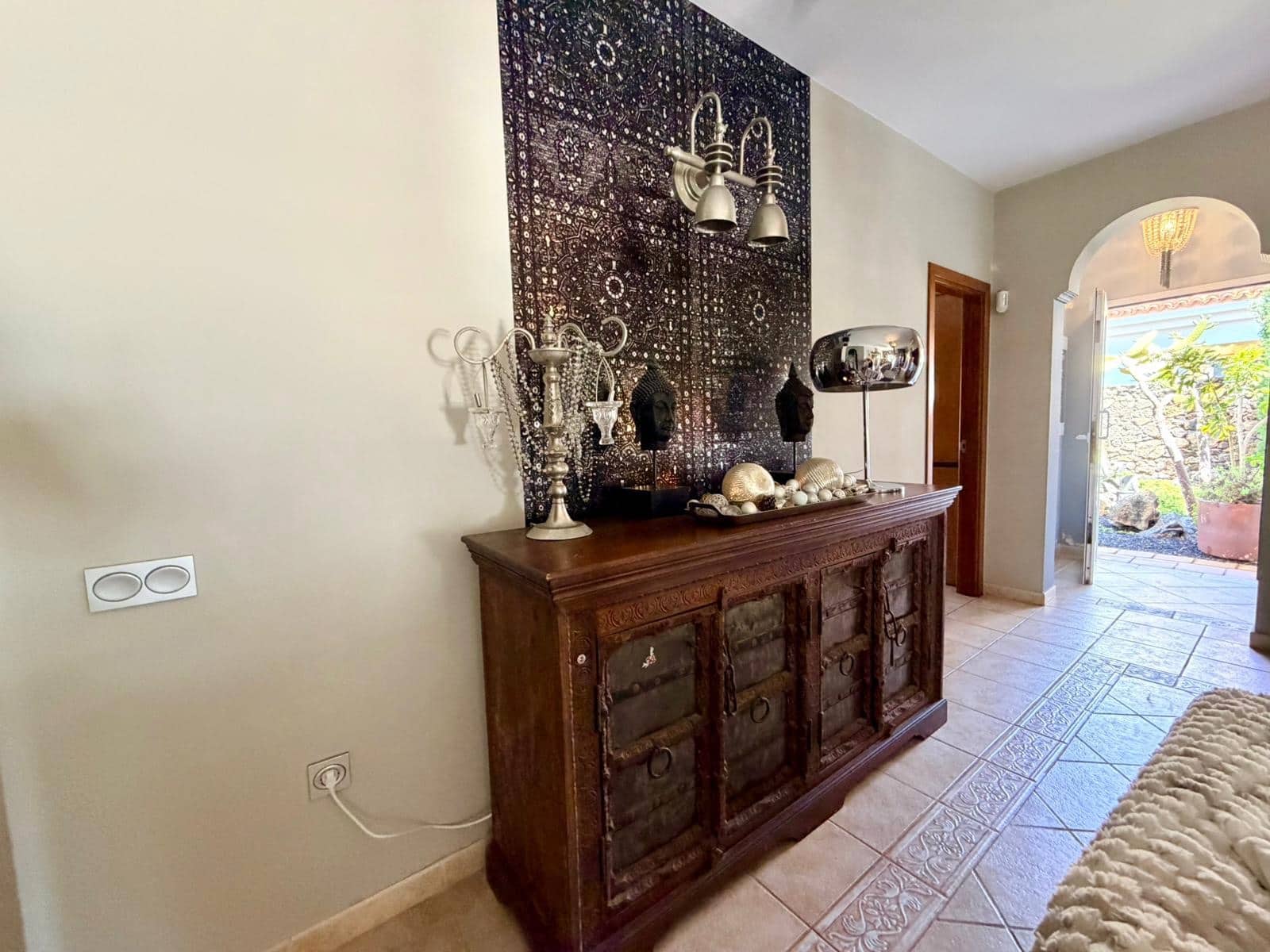 4 bedroom Villa for sale in Caleta de Fuste with pool - € 849,000 (Ref: 9737871)