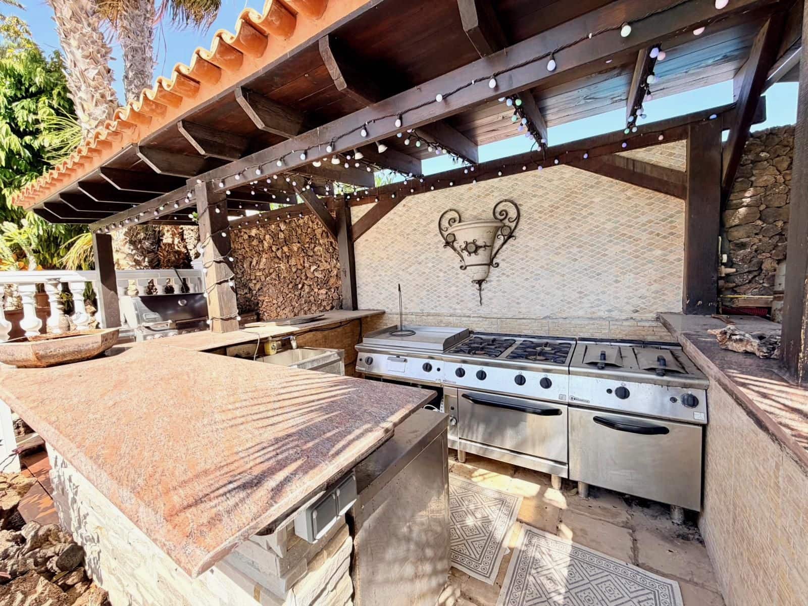 4 bedroom Villa for sale in Caleta de Fuste with pool - € 849,000 (Ref: 9737871)