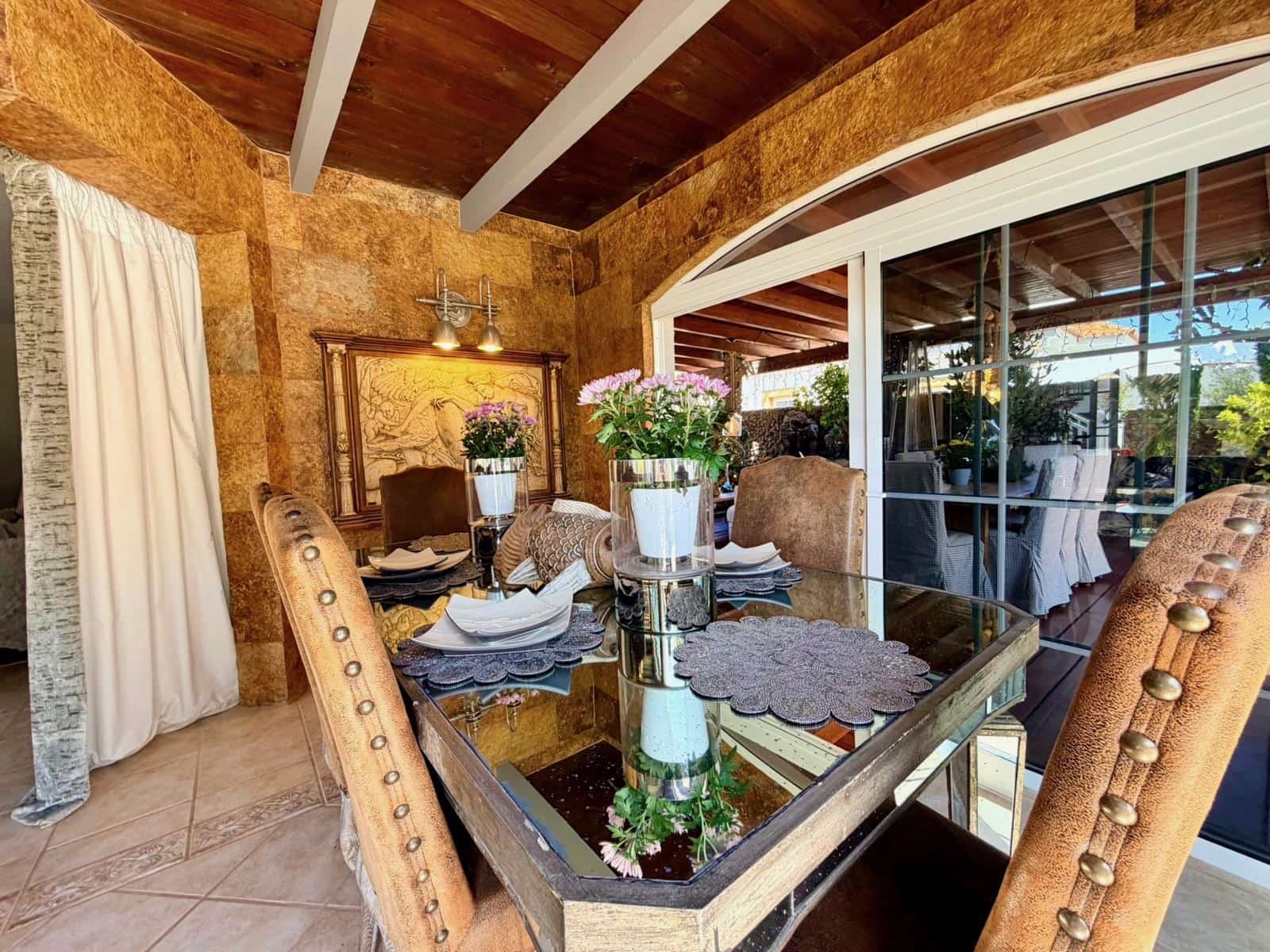 4 bedroom Villa for sale in Caleta de Fuste with pool - € 849,000 (Ref: 9737871)