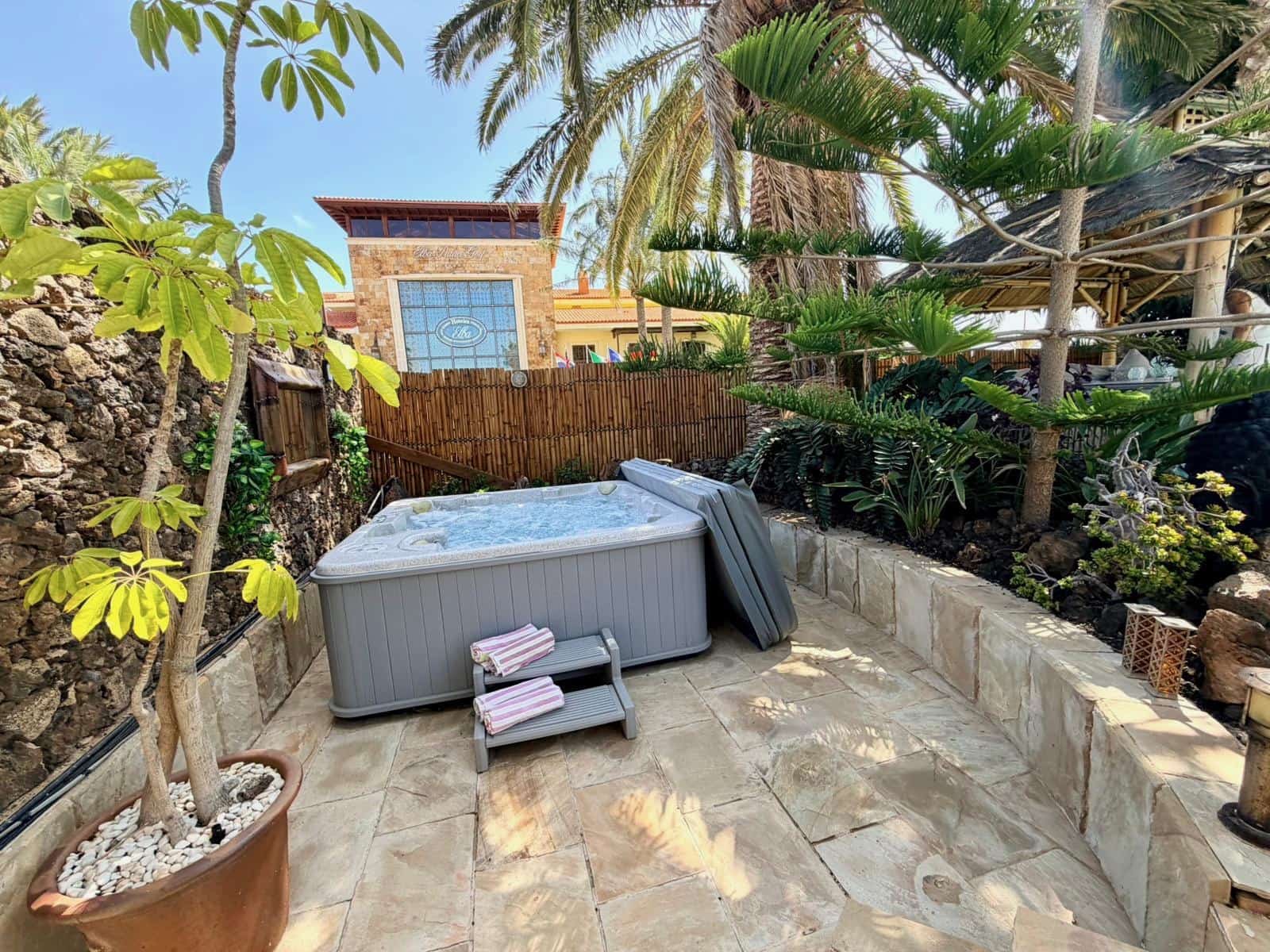 4 bedroom Villa for sale in Caleta de Fuste with pool - € 849,000 (Ref: 9737871)