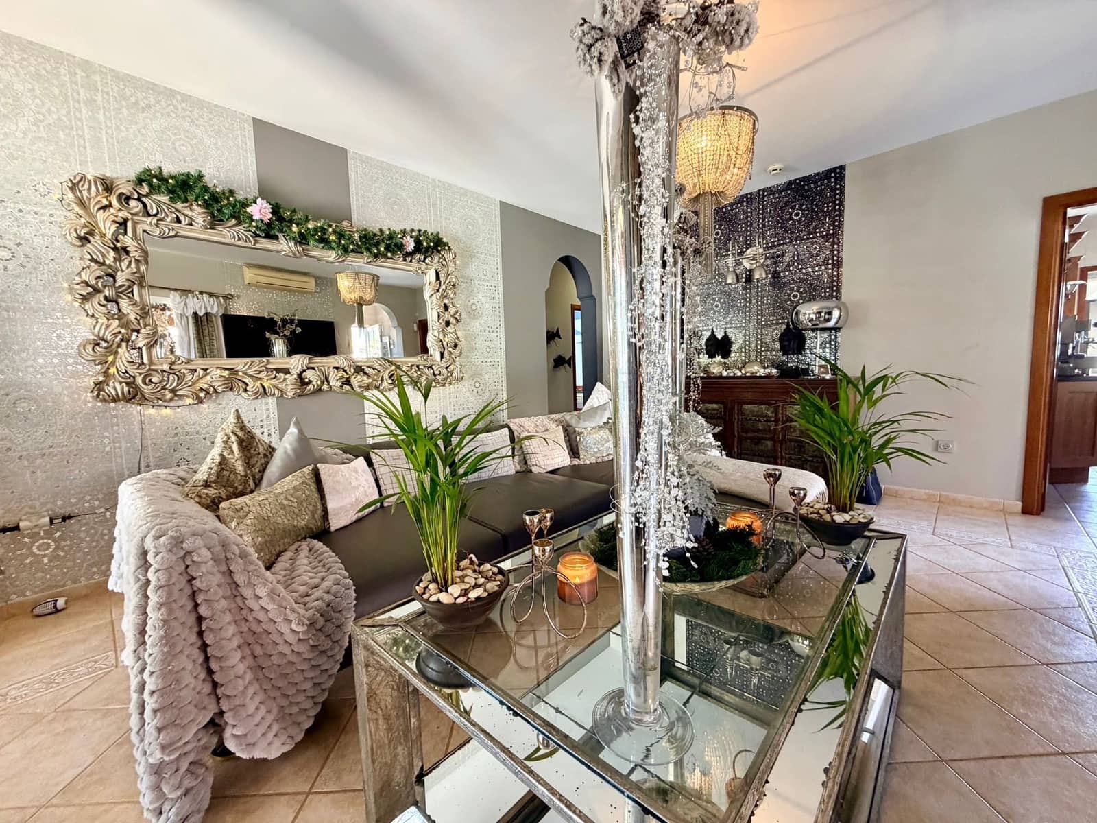 4 bedroom Villa for sale in Caleta de Fuste with pool - € 849,000 (Ref: 9737871)