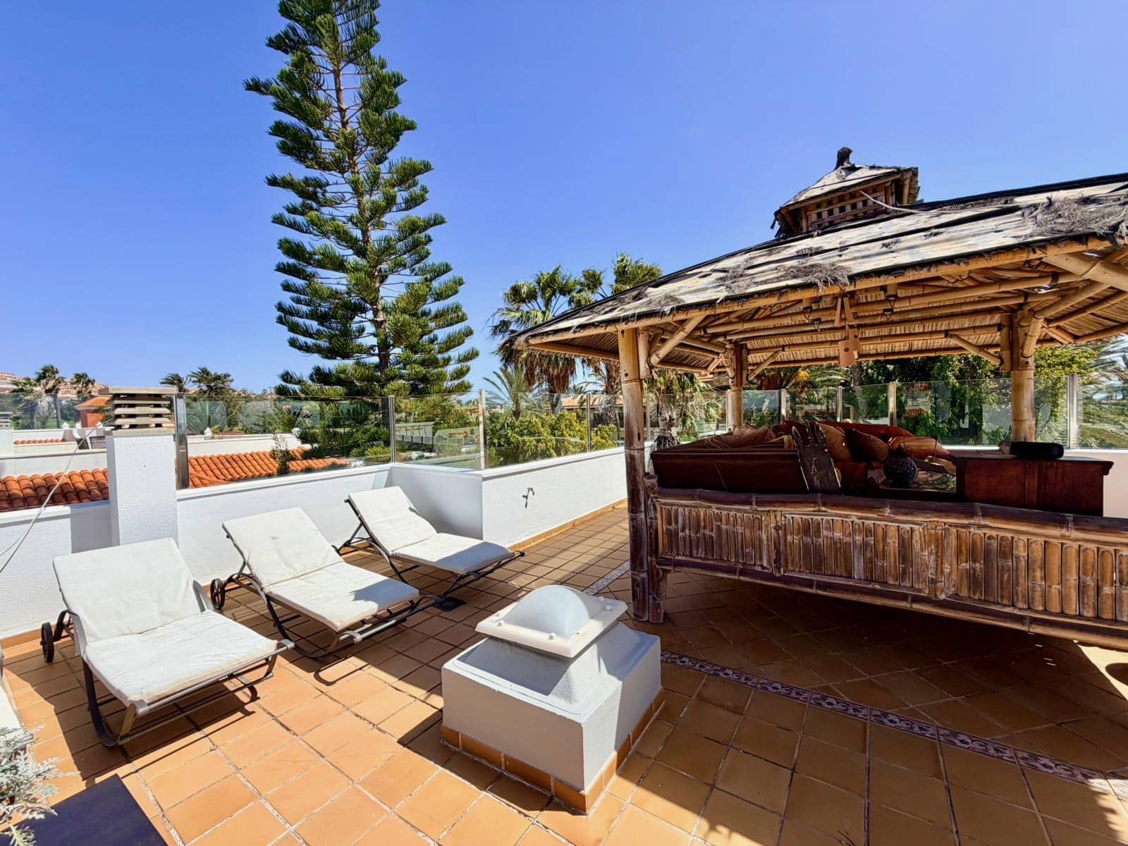 4 bedroom Villa for sale in Caleta de Fuste with pool - € 849,000 (Ref: 9737871)