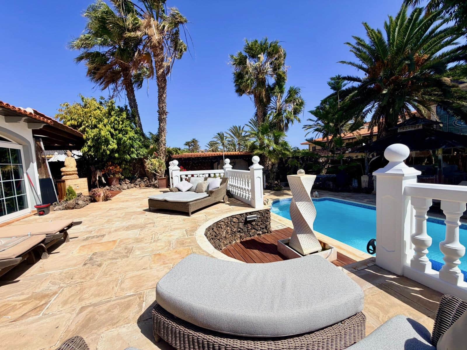 4 bedroom Villa for sale in Caleta de Fuste with pool - € 849,000 (Ref: 9737871)