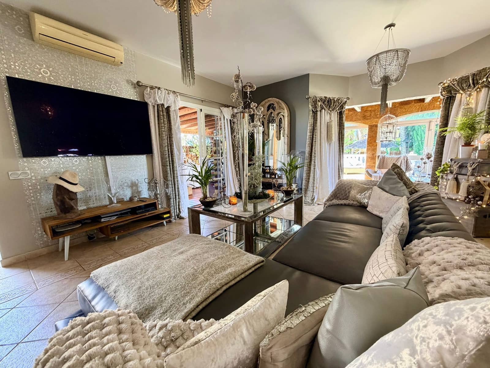 4 bedroom Villa for sale in Caleta de Fuste with pool - € 849,000 (Ref: 9737871)