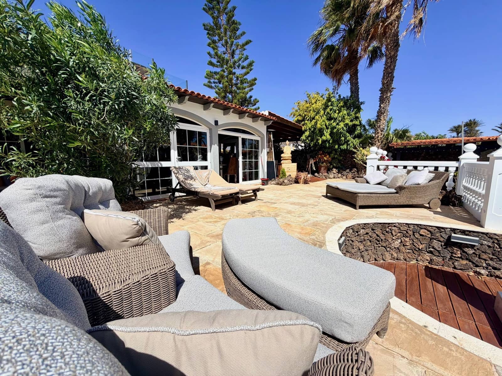 4 bedroom Villa for sale in Caleta de Fuste with pool - € 849,000 (Ref: 9737871)