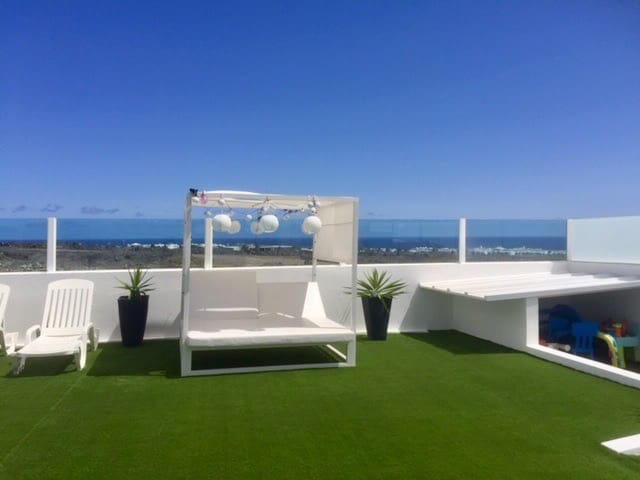 4 bedroom Villa for sale in Costa Teguise with pool garage - € 925,000 (Ref: 9742950)