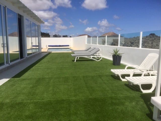 4 bedroom Villa for sale in Costa Teguise with pool garage - € 925,000 (Ref: 9742950)