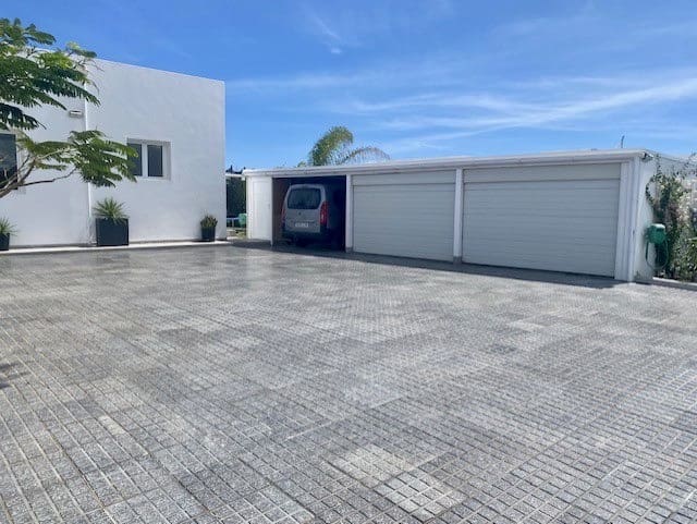 4 bedroom Villa for sale in Costa Teguise with pool garage - € 925,000 (Ref: 9742950)