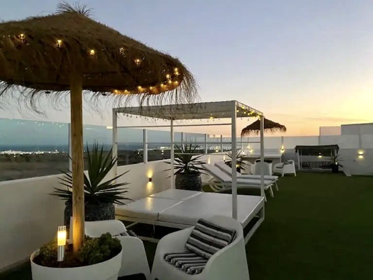 4 bedroom Villa for sale in Costa Teguise with pool garage - € 925,000 (Ref: 9742950)