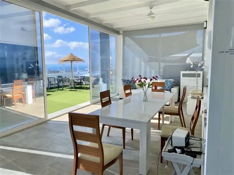 4 bedroom Villa for sale in Costa Teguise with pool garage - € 925,000 (Ref: 9742950)