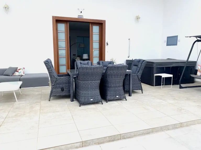 4 bedroom Villa for sale in Costa Teguise with pool garage - € 925,000 (Ref: 9742950)