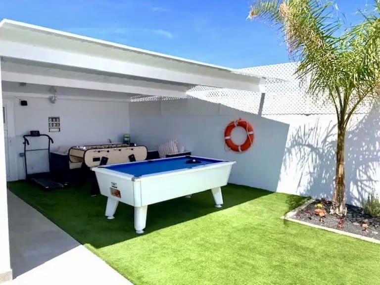 4 bedroom Villa for sale in Costa Teguise with pool garage - € 925,000 (Ref: 9742950)