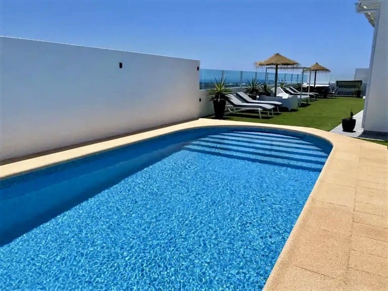 4 bedroom Villa for sale in Costa Teguise with pool garage - € 925,000 (Ref: 9742950)