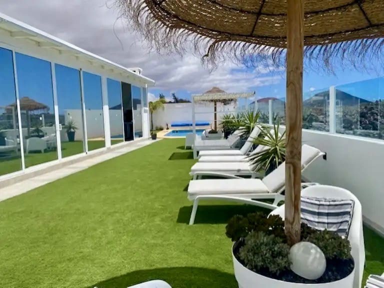 4 bedroom Villa for sale in Costa Teguise with pool garage - € 925,000 (Ref: 9742950)